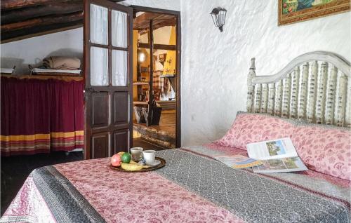 A bed or beds in a room at Casa Rural El Alambique