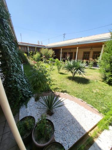 Κήπος έξω από το Hotel Motrid