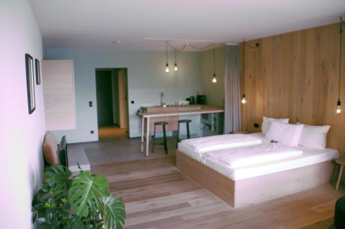 Un dormitorio con una cama y una mesa. en Junior-Suite am Plönersee, en Ascheberg
