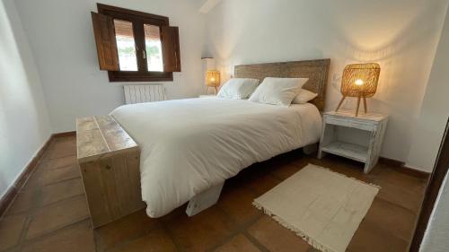 Ein Bett oder Betten in einem Zimmer der Unterkunft Preciosa casa de pueblo con vistas y patio