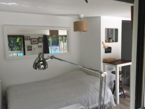 - une chambre blanche avec un lit et une lampe dans l'établissement Villa La Bienvenue, à Allauch