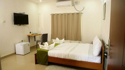 A bed or beds in a room at White Fern Stays Serviced Apartments - Gachibowli