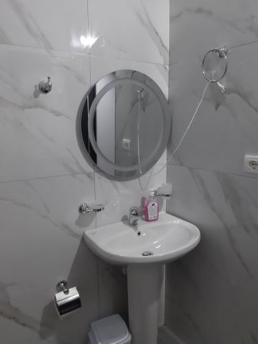 Bilik mandi di Apartament Luani