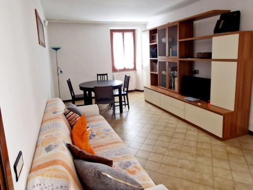 sala de estar con sofá y mesa en BORGO VOLCIANO GARDA LAKE APP.2 en Roe