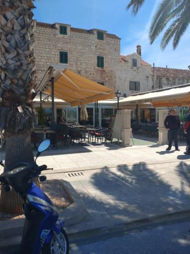 una moto azul estacionada frente a un edificio en Studio Apartment Klokke, en Supetar