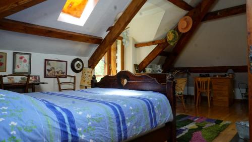 Un pat sau paturi într-o cameră la Grande maison de vacances à Colmars les Alpes