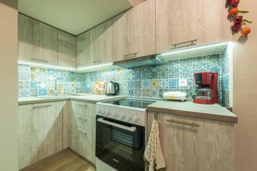 Kuchyň nebo kuchyňský kout v ubytování Lovely 1- bedroom condo in Exarcheia
