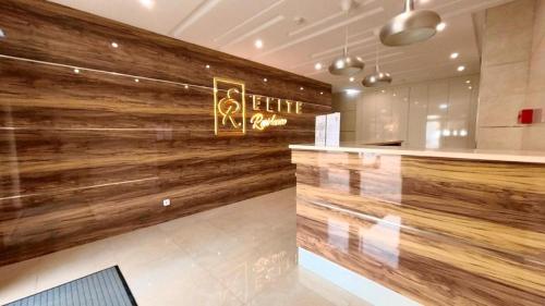 a lobby with a wooden wall in a restaurant at Elite Residense a 150 mts Praia da Rocha in Portimão