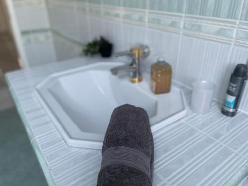 a persons leg is standing in front of a sink at Parkplätze, Einzelbetten, 2 Balkone, fast Wi-Fi 100 Mbit, Homeoffice, Aufzug, lichtdurchflutet, Panoramablick in Erlensee