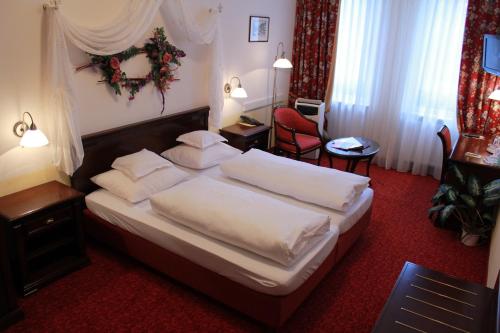 Ein Bett oder Betten in einem Zimmer der Unterkunft Hotel Am Josephsplatz