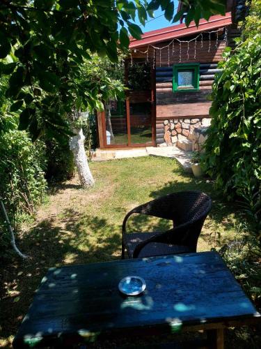 un tavolo e delle sedie davanti a una cabina di The Bungalows a Sarajevo