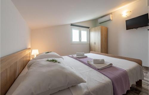 um quarto com uma cama grande com duas toalhas em Beautiful Apartment In Vrsi With Kitchen em Vrsi