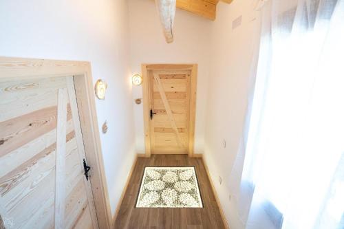 a small room with a door and a hallway at Hotel Don Marcos in Osma