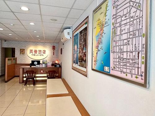 台東市的住宿－英倫旅店 ，墙上有一张大地图的等候室