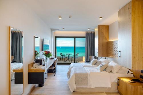 Ένα ή περισσότερα κρεβάτια σε δωμάτιο στο Atlantis Beach Hotel