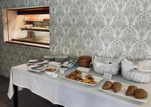 Comida en o cerca de este hotel