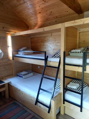 una stanza con quattro letti a castello in una cabina di The Bungalows a Sarajevo