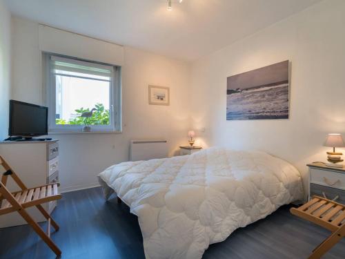 une chambre avec un lit, une télévision et une fenêtre dans l'établissement Carnac : Appartement 3P, 6 pers, à 150m de la plage, Wifi, Parking, Animaux bienvenus - FR-1-477-1, à Carnac
