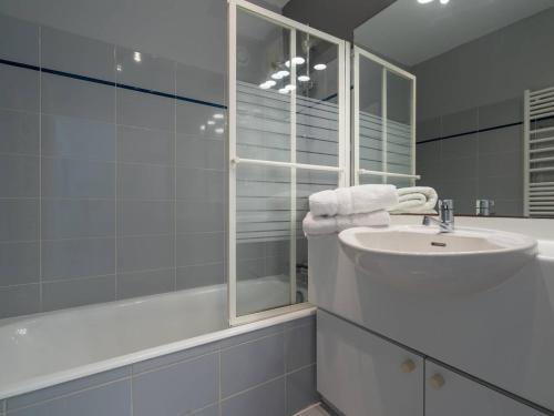 une salle de bain blanche avec un lavabo et un miroir dans l'établissement Carnac : Appartement 3P, 6 pers, à 150m de la plage, Wifi, Parking, Animaux bienvenus - FR-1-477-1, à Carnac