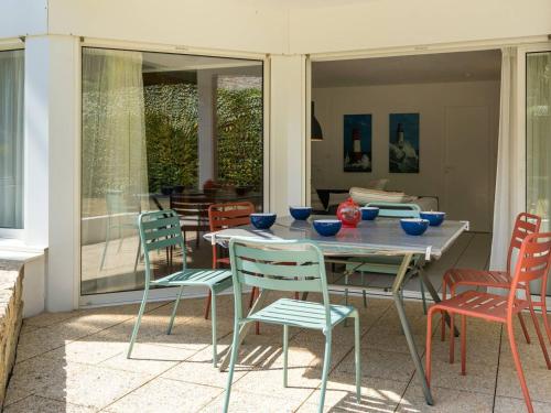 une table et des chaises assises sur une terrasse dans l'établissement Carnac : Appartement 3P, 6 pers, à 150m de la plage, Wifi, Parking, Animaux bienvenus - FR-1-477-1, à Carnac