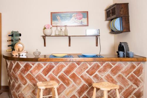 a bar with two stools in a room at Apartamento Rústico en Ojén in Ojén