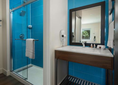 y baño con lavabo y ducha. en Motel 6-Santa Barbara, CA - Beach, en Santa Bárbara