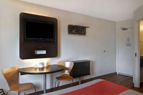 Motel 6-Gilroy, CAにあるテレビまたはエンターテインメントセンター