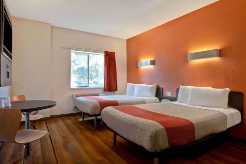 Motel 6-Gilroy, CAにあるベッド