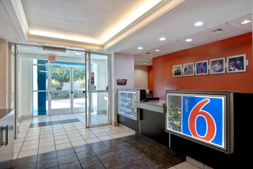Motel 6-Gilroy, CAにあるテレビまたはエンターテインメントセンター