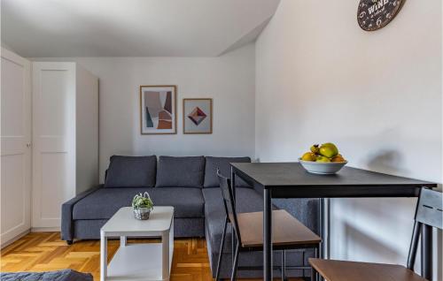 - un salon avec un canapé et une table dans l'établissement Gorgeous Apartment In Medulin With Kitchen, à Medulin
