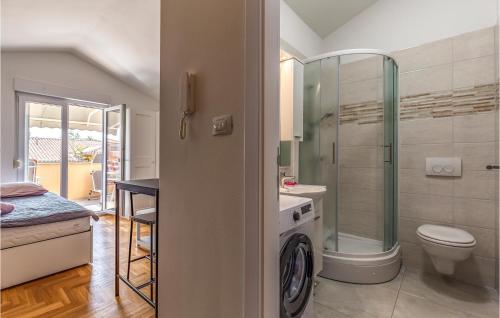 La salle de bains est pourvue d'un lave-linge et de toilettes. dans l'établissement Gorgeous Apartment In Medulin With Kitchen, à Medulin