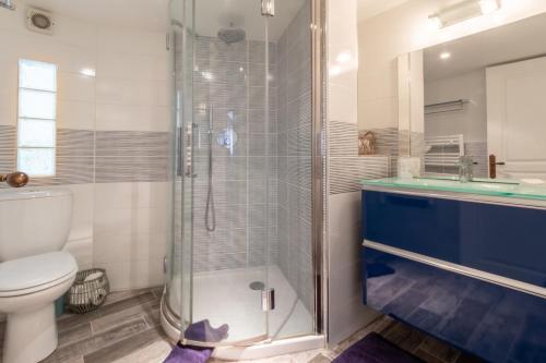 Kúpeľňa v ubytovaní Maison du Grichet - Piscine privée