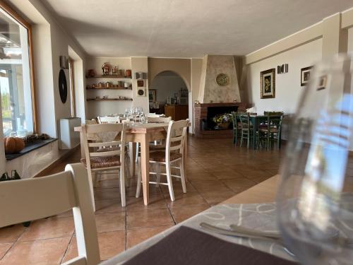 una cucina e una sala da pranzo con tavolo e sedie di Masseria Brica Rossa a Thurio