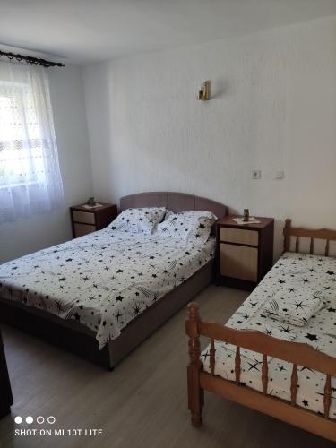 ein Schlafzimmer mit zwei Betten und zwei Nachttischen in der Unterkunft Apartment Mia Kumbor -Wi Fi in Herceg-Novi