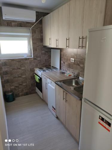 eine kleine Küche mit Spüle und Kühlschrank in der Unterkunft Apartment Mia Kumbor -Wi Fi in Herceg-Novi