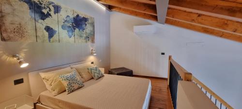 A bed or beds in a room at Dolce Blu Sirmione