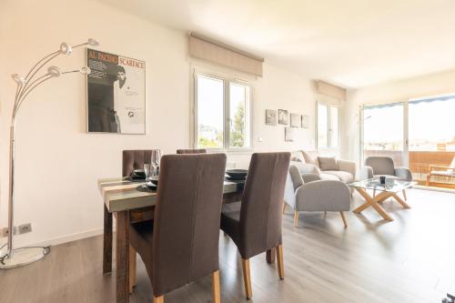 une salle à manger avec une table et des chaises dans l'établissement Hayda - Proche plage et congrès, à Cannes