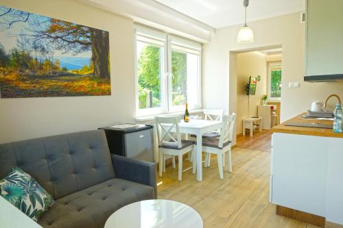 uma sala de estar com um sofá e uma mesa em Nad Stawem em Ustroń