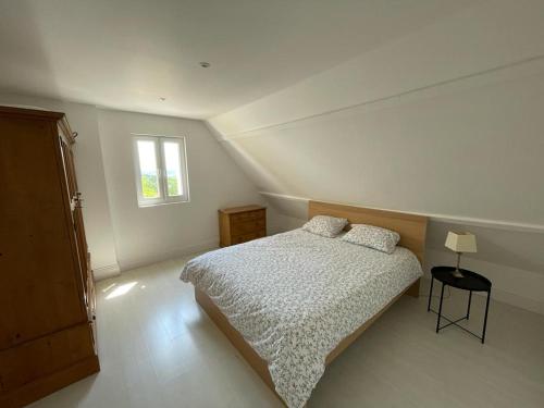 ein weißes Schlafzimmer mit einem Bett und einem Fenster in der Unterkunft Beautiful 4 bedroom country cottage sleeps 7 in Saint-Cybranet