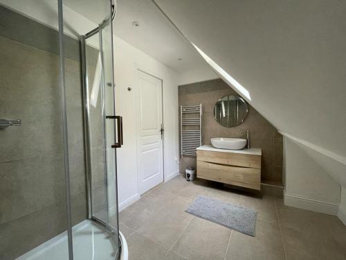 une salle de bain avec une douche en verre et un lavabo dans l'établissement Beautiful 4 bedroom country cottage sleeps 7, à Saint-Cybranet