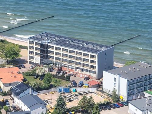 an aerial view of a hotel on the beach at Hotel Wodnik Twój Hotel z widokiem na morze in Ustronie Morskie