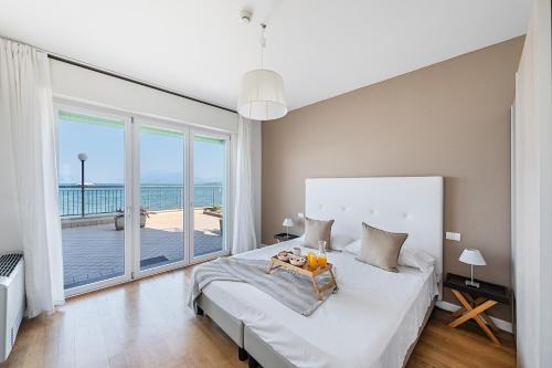 Ένα ή περισσότερα κρεβάτια σε δωμάτιο στο Residenza Miralago by Wonderful Italy