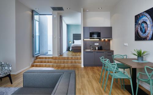 Kuchyň nebo kuchyňský kout v ubytování VN17 Rooftop Suites by Adrez