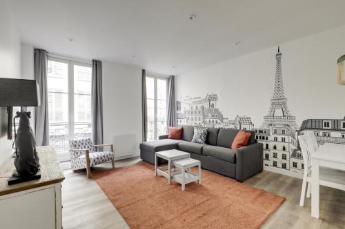 - un salon avec un canapé et la tour Eiffel dans l'établissement AC 4p apt - Louvres Place Vendome Paris center by Weekome, à Paris