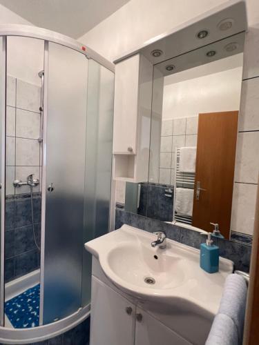 y baño con lavabo y ducha. en Apartments and Rooms Jasna, en Hvar