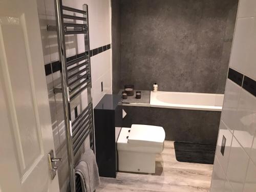 Bathroom sa Beautiful 3-Bed Apartment in Gourock