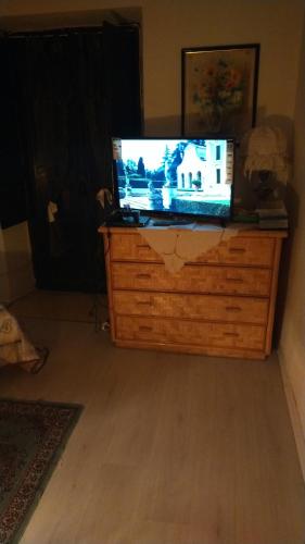 un televisor en un tocador de madera con un televisor en él en Monolocali Tra Rieti e Terminillo tra le nevi, en Terminillo