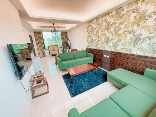 een woonkamer met groene meubels bij 宜蘭馬堡莊園10-28人包棟民宿 in Shangwu