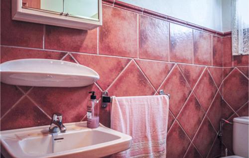 Vonios kambarys apgyvendinimo įstaigoje 6 Bedroom Nice Home In Villanueva Del Rosario
