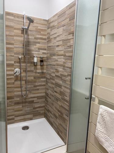 uma casa de banho com um chuveiro e uma porta de vidro em Villa Bianca em Castellammare di Stabia